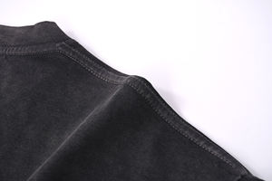 เสื้อยืดโอเวอร์ไซส์ทรงหลวมสไตล์วินเทจสำหรับผู้ชาย รุ่นใหม่ล่าสุด ผ้าเจอร์ซีย์โพลีเอสเตอร์/คอตตอนเนื้อหนัก 220 กรัม แต่งดีเทลขาดๆ พร้อมโลโก้ด้านหน้า - Product Image 2