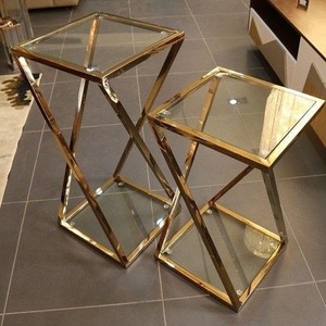 Table basse en métal décorative de style industriel moderne avec plateau et design à trois pieds, contemporaine, non pliable, pour le mobilier de salon - Product Image 1