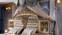 Ensemble de chambre à coucher de luxe en bois d'acajou royal, lit king-size sculpté doré, armoire et coiffeuse – Design antique du milieu du siècle pour hôtel