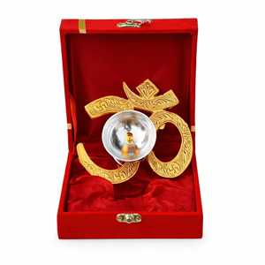 Cérémonies de rayonnement et de bénédiction avec ce magnifique ensemble de lampes Diya Swastik plaqué or et argent, avec boîte cadeau en velours. - Product Image 2