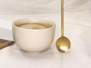 Cuchara de comedor larga de latón hecha a mano con diseño tropical y asa dorada en relieve para el hogar y hoteles, de Universal Overseas. - Product Image 4