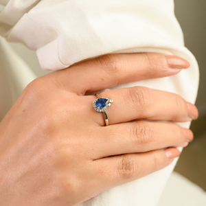 แหวนหมั้นทองคำขาว 14K คุณภาพสูงสุด ประดับด้วยไพลินสีน้ำเงินทรงลูกแพร์และเพชรแบบวงแหวน ดีไซน์หรูหรา จำหน่ายเป็นชุด - Product Image 2