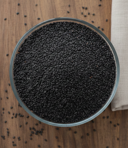 เมล็ดงาดำเปลือกดำบริสุทธิ์ 100% เกรด A อาหารเพื่อสุขภาพแบบดิบ ขายส่งจำนวนมาก คุณภาพส่งออกจากอินเดียสำหรับผู้ซื้อ - Product Image 1