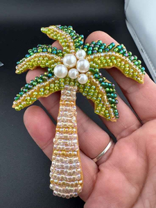 Broche artisanale unique en broderie perlée, motif floral artistique, avec cristaux, pour vestes, robes et usage mode - Product Image 6