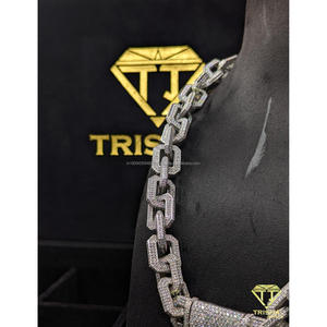 Collar moderno de eslabones cubanos con cierre de corona, diamantes cultivados en laboratorio de primera calidad, joyería urbana de Trisha Jewels - Product Image 4