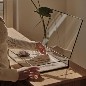 Diseñado para realzar cada brillo, este organizador de metal y vidrio permite que tus joyas brillen incluso cuando están seguramente guardadas. - Product Image 2