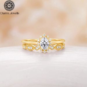 Bague de fiançailles Charm_Jewells pour femme, plaquée or 18 carats, avec moissanite taille coussin, sertissage classique à griffes, accents pavés, motif floral - Product Image 2