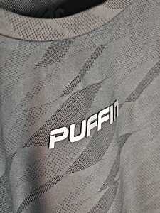 เสื้อยืดกีฬาแขนสั้นลายเรขาคณิตสำหรับผู้ชาย PUFFIN SPORTS แบบสั่งทำพิเศษ (OEM) แห้งเร็ว คอกลม ทรงปกติ ผ้าถัก พิมพ์ลายซิลิโคน - Product Image 4