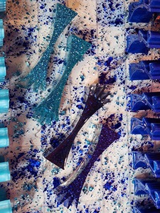 Jeu d'échecs en résine avec pièces transparentes, design artistique sculptural, plateau de jeu de collection - Product Image 6
