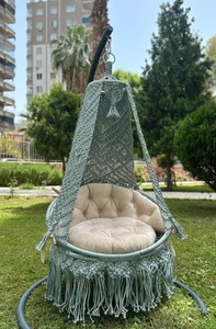 Fauteuil suspendu en macramé bohème fait main, résistant aux intempéries, avec coussin et kit de suspension - Product Image 2