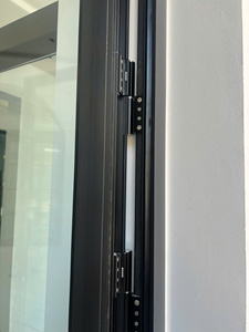 Puerta Abatible Moderna de Aluminio con Rotura de Puente Térmico, Mosquitera Integrada, Aislamiento Acústico y Térmico, Antirrobo, para Viviendas y Apartamentos - Product Image 5