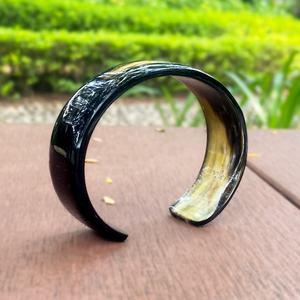 Bracelet manchette large en corne de buffle naturelle, fait main, bijou original en corne naturelle, largeur 3 cm - Product Image 4
