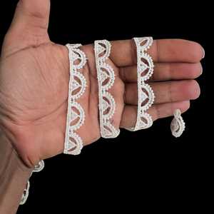 Encajes de Ganchillo Hechos a Mano de Lujo en Dorado, Diseño Ornamentado a Rayas, Bordado Tradicional en Malla, 17MM, para Sarees y Lehengas de Diseñador - Product Image 1