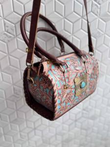 Bolso de Hombro Artesanal de Cuero Tallado a Mano Estilo Bohemio Gitano con Piedras Turquesa, Venta al por Mayor - Product Image 2