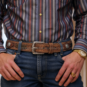 Cinturón de Cuero Granulado Marrón Desgastado Estilo Western Premium para Hombre y Mujer con Cordones de Cuero Trenzado Negro y Conchos Plateados - Product Image 4