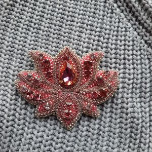 Hermoso Broche Decorativo Hecho a Mano con Cuentas y Bordado Detallado para Bufandas, Sombreros y Prendas Exteriores - Product Image 6