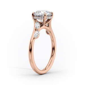 Bague de fiançailles en moissanite taille princesse, or jaune, solitaire avec pierres latérales marquise et rondes - Product Image 6