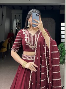 งานปักดิ้นเลื่อมแบบรังโกลี ชุดเลเฮนกาโชลี - Product Image 5