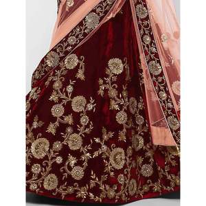 Lehenga Choli de novia de terciopelo bordado color granate con dupatta color melocotón claro - Product Image 2