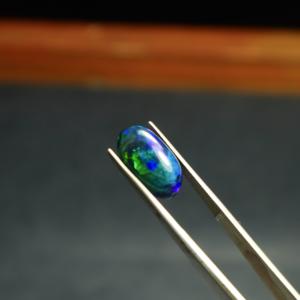 Ópalo Negro Fuego Azul Welo Natural de 3.70 Quilates, Cabujón Ovalado Pulido de 15x9 mm, Gema Suelta PANJSHIR GEMS para Joyería - Product Image 4