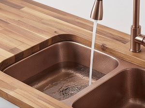 Élégante évier double en cuivre, finition martelée artisanale, matériau métallique, finition artisanale, parfait pour les cuisines - Product Image 6