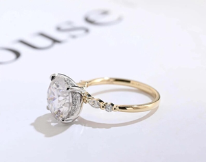 Anillo Solitario Delicado de Plata de Ley 925 con Moissanita de Corte Redondo de 5.00CT y Piedras Laterales, Certificado por IGI, en Venta - Product Image 3