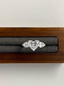 แหวนเพชรรูปหัวใจ 2 กะรัต สร้างในห้องปฏิบัติการ ทองคำขาว 14K แหวนหมั้นและแต่งงาน รับรองโดย IGI ความใส VS+ ดีไซน์หรูหรา - Product Image 5