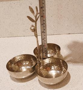 Trois bols décoratifs en métal avec poignée en forme de feuille, parfaits pour les collations, les fruits secs et la décoration de table, vente en gros en provenance d'Inde - Product Image 5