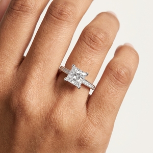Anillo de Compromiso de Platino PT950 con Corte Princesa y Diamantes Laterales para Mujer, Estilo Clásico - Product Image 5