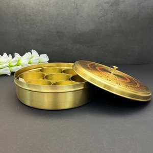 Boîte à épices indienne artisanale en laiton OEM ODM avec 7 compartiments et cuillère, rangement de cuisine traditionnel, fabricant en gros - Product Image 2