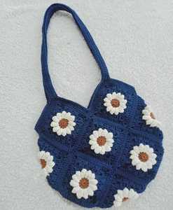 Bolso tote de ganchillo hecho a mano con cuadrados granny y correas largas para el hombro - Product Image 3