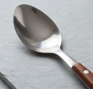 Ensemble de couverts minimalistes en acier inoxydable avec manche en bois, compatibles lave-vaisselle, pour la restauration et la restauration en traiteur - Product Image 3