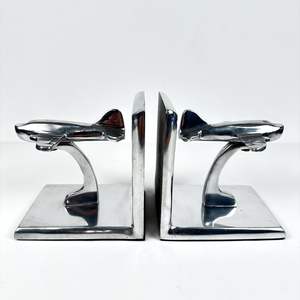 Sujetalibros minimalistas de metal que combinan líneas limpias con soporte práctico para exhibir libros de pie. - Product Image 4