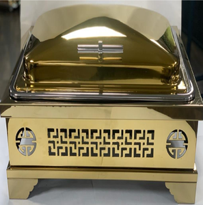 Elegante y geométrico, este calentador de comida cuadrado de latón exhibe una base con un diseño intrincado, disponible a precio de mayorista. - Product Image 1