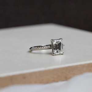 Magnifique bague solitaire en moissanite 2 carats taille émeraude pour femme, en argent 925 original, cadeau de promesse « Tu et moi » pour les amoureux - Product Image 2