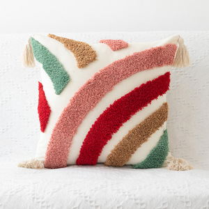 Housses de coussin décoratives élégantes avec motifs colorés en tuftage arc-en-ciel et rayures abstraites, et coins à pompons raffinés. - Product Image 3