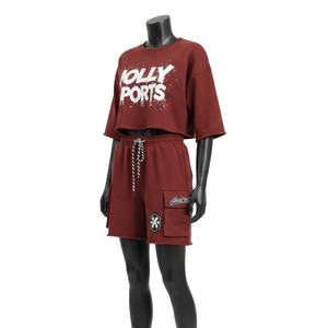 Conjunto de top corto y pantalones cortos cargo para mujer, en felpa de algodón grueso color rojo óxido, con logo personalizado impreso en plastisol, 100% algodón. - Product Image 4