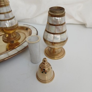 Ensemble de salière et poivrière en nacre et métal doré avec plateau, vaisselle décorative haut de gamme pour la maison et l'hôtellerie - Product Image 5