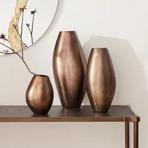 Vases à fleurs décoratifs en métal pour un style floral contemporain - Product Image 6