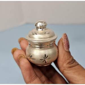 Caja Dibbi SINDOOR de Latón y Cobre Hecha a Mano de Primera Calidad para Pooja, Almacenamiento Decorativo - Product Image 2