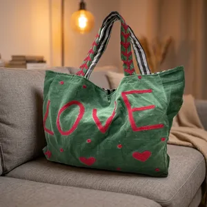 Elegante Bolso de Hombro de Terciopelo con Bordado Suzani |   Bolso Étnico Hecho a Mano para Mujer |   Bolsa de Uso Diario Duradera y Moderna - Product Image 1