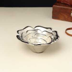 Bol en céramique en forme de fleur dorée et argentée 14 cm, fait main, plat de service décoratif glamour - Product Image 3