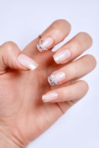 Uñas postizas de lujo al por mayor, color nude lechoso, forma cuadrada, con joyas, personalizadas de fábrica OEM ODM, con diamantes de imitación a presión. - Product Image 4