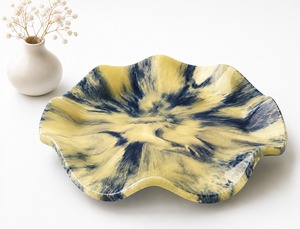 Bol en résine contemporain avec finition brillante de qualité supérieure, idéal pour la cuisine, la salle à manger et les idées de décoration intérieure. - Product Image 1
