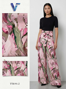 Tissu satiné imprimé floral TTH 91-7, 100% polyester, tissé léger, 150/160 cm, respirant, 60 GSM, matière pour pantalons pour femmes - Product Image 2