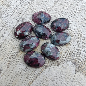 Gema suelta de eudialita natural AAA+ con corte brillante calibrado en rojo grisáceo, certificada por terceros para la fabricación de joyas - Product Image 2