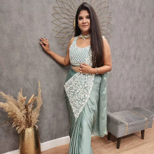 Sari en satin de soie vert menthe de luxe avec broderie florale blanche riche, idéal pour les fêtes d'hiver et les mariages, séchage rapide pour femme - Product Image 1