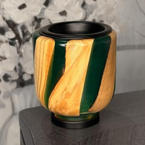 Brûleur d'encens en bois et résine verte avec insert en métal, mettant en valeur de superbes graines naturelles pour sublimer votre espace d'aromathérapie - Product Image 1