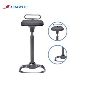 Barra de bar para el hogar con taburetes sin respaldo negros - Product Image 1