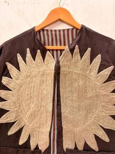 เสื้อแจ็คเก็ตผ้าฝ้ายสีน้ำตาลปักลายซูซานี ดีไซน์สวยงาม พร้อมลายพระอาทิตย์และหยินหยาง แขนยาว คอวี ทำมือ เสื้อโค้ทฤดูหนาว - Product Image 5